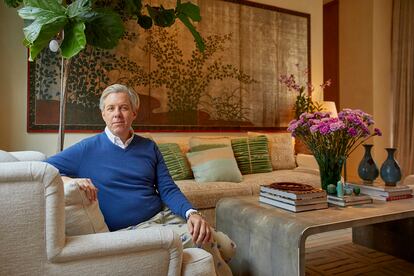 Michael S. Smith posa para El País Semanal en el salón contiguo a la habitación principal de la casa. La antigua pantalla plateada de seis pliegues es de finales del periodo Edo o de principios del de Meiji de Japón. El sofá es de Hermès, y la mesa, un diseño de Jean-Michel Frank.