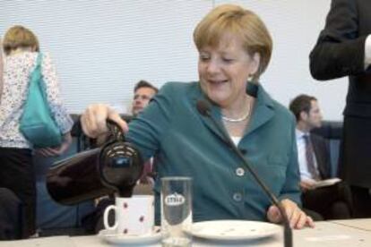 La canciller alemana, Angela Merkel, se sirve una taza de café en el Reichtag (Parlamento) en Berlín (Alemania). EFE/Archivo