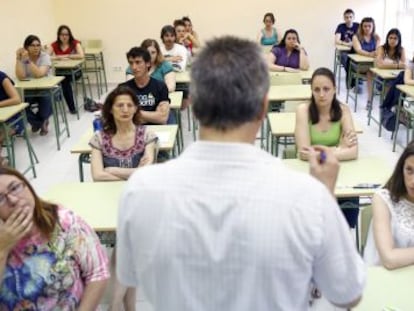 Varios aspirantes a unas oposiciones, en una clase.