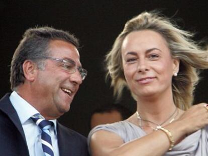 El empresario Enrique Ortiz y la alcaldesa de Alicante, Sonia Castedo, en el palco del estadio Rico P&eacute;rez.