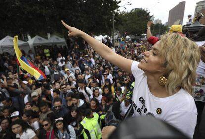 Adriana Lucía canta en el concierto en apoyo de las protestas en Colombia.