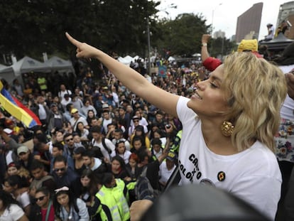 Adriana Lucía canta en el concierto en apoyo de las protestas en Colombia.