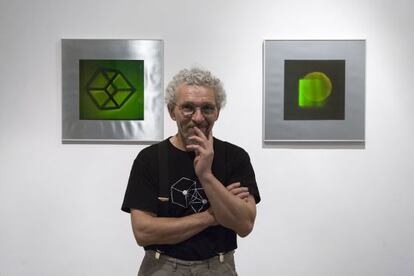 Pepe Buitrago, con dos de sus hologramas en el Centro Dados Negros.
