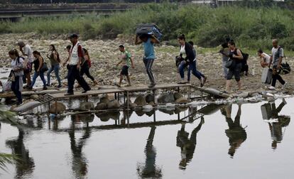 Venezolanos en su trayecto hacia Colombia, en abril.