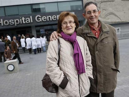 Dolores Merino y su marido, Pedro Benito, ante el hospital de La Paz.