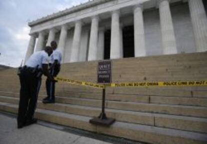 Operarios vallan el monumento Lincoln Memorial como consecuencia del cierre de la administraci&oacute;n federal en Estados Unidos.