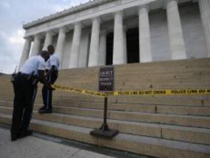 Operarios vallan el monumento Lincoln Memorial como consecuencia del cierre de la administraci&oacute;n federal en Estados Unidos.