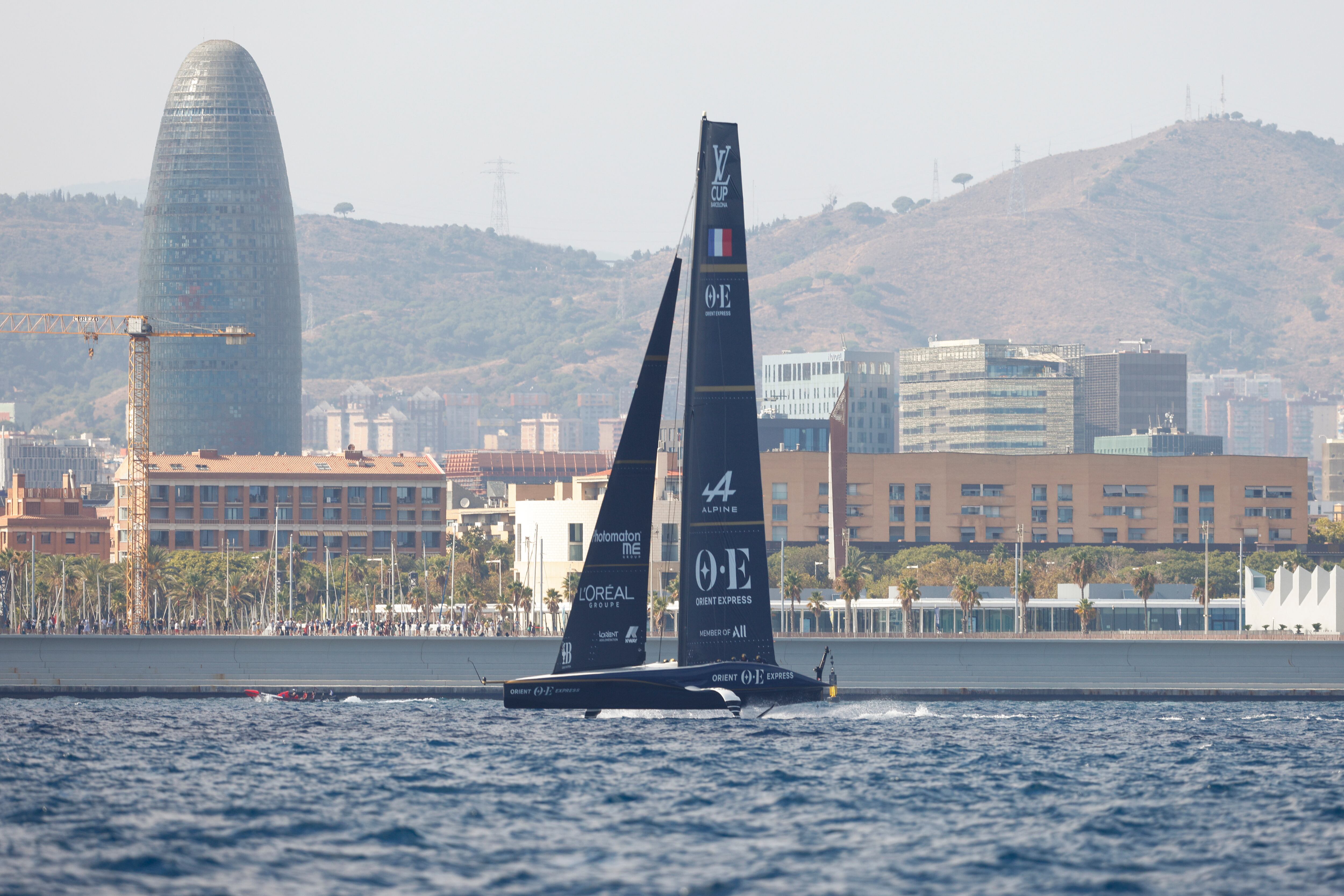 La falta de viento en la playa de Barcelona sacude a los favoritos en la Copa del América 