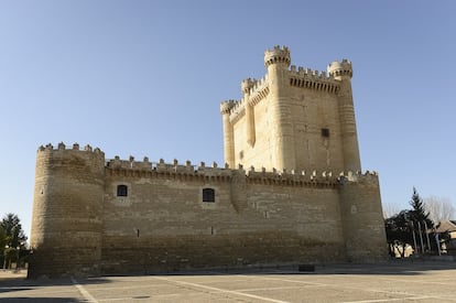 El inmenso castillo de Fuensaldaña permite visitar los antiguos despachos donde durante décadas se elaboró la acción política de Castilla y León. El edificio pertenece a la Diputación (PP), que lo ha restaurado con precisión para convertirlo en uno de los referentes del patrimonio de la provincia de Valladolid aunque ahora no tenga el empaque político de otras épocas.