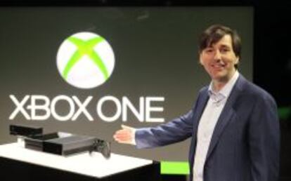 Don Mattrick, presidente de la división de Entretenimiento de Microsoft, muestra la nueva consola Xbox One.