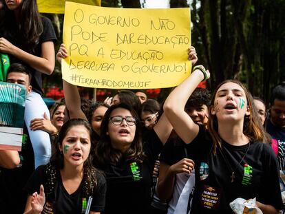 Protesto de estudantes na Praça Afonso Pena, Centro de São José dos Campos (SP), nesta quarta.