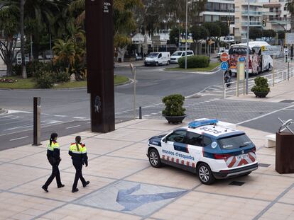 Una patrulla de agentes de los Mossos d Esquadra realiza labores de seguridad ciudadana en el paseo maritimo de Cambrils junto al memorial en homenaje a las victimas del atentado del 18 de agosto del 2017.