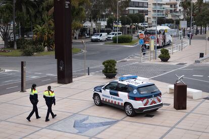 Una patrulla de agentes de los Mossos d Esquadra realiza labores de seguridad ciudadana en el paseo maritimo de Cambrils junto al memorial en homenaje a las victimas del atentado del 18 de agosto del 2017.