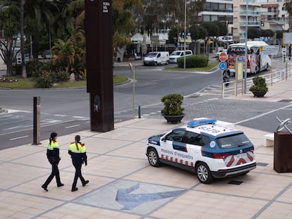 Una patrulla de agentes de los Mossos d Esquadra realiza labores de seguridad ciudadana en el paseo maritimo de Cambrils junto al memorial en homenaje a las victimas del atentado del 18 de agosto del 2017.