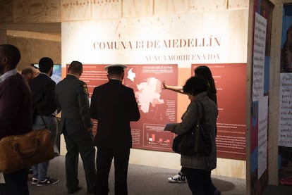 Visitantes de la exposición del Museo de Memoria Histórica de Colombia