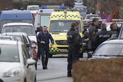 La polic&iacute;a danesa en las inmediaciones de la casa del escritor Lars Hedegaard.
 