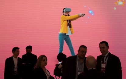 Diversos assistents en un dels passadissos de la XIX edició del Mobile World Congress (MWC), el saló de referència de la tecnologia mòbil, que ha començat aquest dilluns a Barcelona.