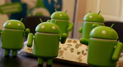 Muñecos con forma del logo de Android.