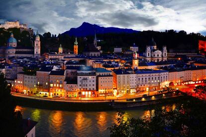 Salzburgo, el Tirol y la Alta Austria celebran en 2018 los doscientos años de la creación de la célebre Noche de Paz que <b>aproximadamente dos mil millones de personas cantan en más de 300 idiomas y dialectos en todo el mundo</b>. Noche de paz es Patrimonio de la Humanidad de la Unesco, himno universal de la paz, bien cultural internacional y legado musical. El gran aniversario se celebrará como se merece en toda <a href="https://www.austria.info/es" rel=”nofollow” target="_blank">Austria</a> y especialmente en las trece localidades de Noche de paz de la región de Salzburgo, el Tirol y la Alta Austria con inauguraciones de museos, exposiciones especiales en Salzburgo y Linz, el estreno de una obra de teatro y muchas más actividades. Acudirán visitantes de todo el mundo para disfrutar de unas vacaciones auténticas, en las que seguirán las huellas de este villancico. Noche de Paz, que fue cantado en un conmovedor alto el fuego durante la Primera Guerra Mundial por las tropas francesas y alemanas, separadas por apenas unos metros, es un mensaje pacífico que se extendió como la pólvora por todo el mundo. En la actualidad no hay prácticamente nadie que no conozca esta emotiva melodía.