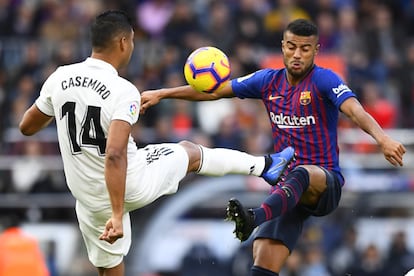 Rafinha (derecha) y Casemiro luchan por hacerse con el balón.