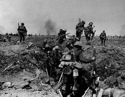 Soldados británicos franquean una trinchera durante la batalla del Somme.