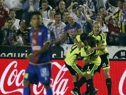 Los jugadores del Zaragoza celebran un tanto de Gabi.