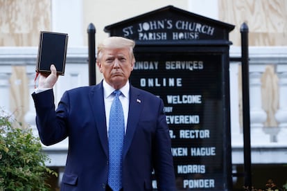 presidente Donald Trump sosteniendo una Biblia fuera de la iglesia de St. John, frente a la Casa Blanca, Washington