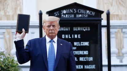 presidente Donald Trump sosteniendo una Biblia fuera de la iglesia de St. John, frente a la Casa Blanca, Washington