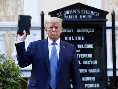 Donald Trump, sosteniendo una Biblia fuera de la iglesia de St. John, frente a la Casa Blanca, Washington.