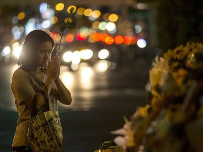 Una mujer reza en el lugar del atentado en Bangkok, este jueves.
