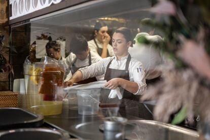 En la cocina de Disfrutar reina el silencio. La concentración es importante. No puede haber fallos.