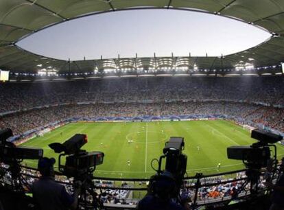 En España hay tres millones de hogares abonados a plataformas televisivas de pago que ofrecen fútbol. Por el contrario, baja la asistencia al estadio.