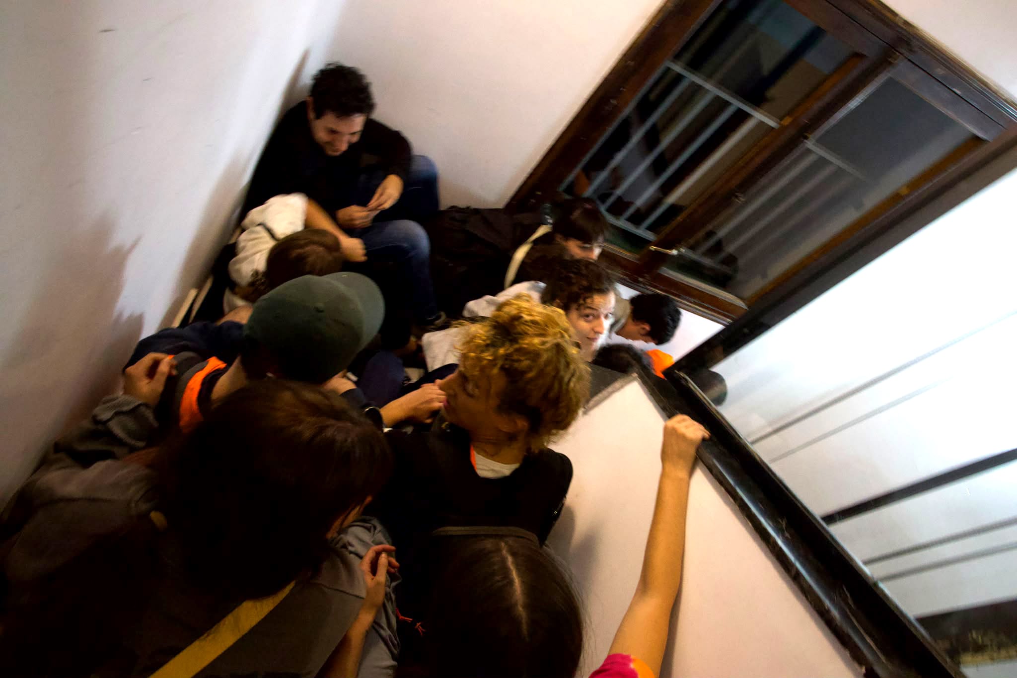 Activistas intentan impedir desde el interior del inmueble la entrada de los agentes de policía.