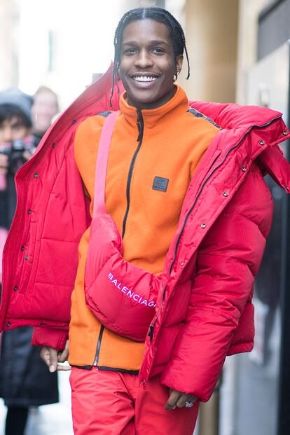 El rapero A$AP Rocky acudió al desfile de Calvin Klein con forro polar de la firma y ropa deportiva de Balenciaga.