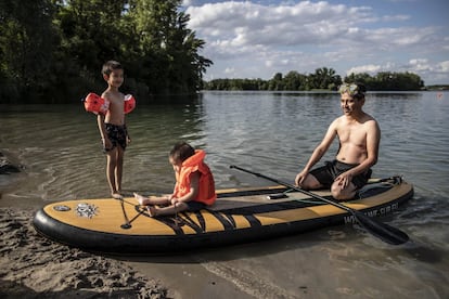 Ismael Yussefi y sus hijos, en el lago Silbersee de Frankenthal.