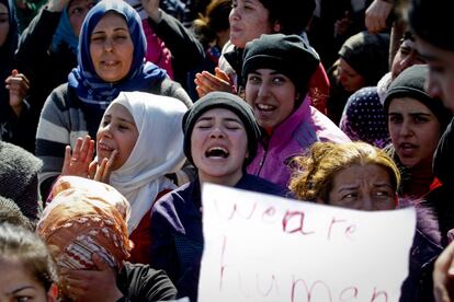 La solidaridad femenina es una de las líneas de fuerza de este éxodo. Muchas mujeres, sobre todo en esta segunda oleada de refugiados, viajan solas con sus hijos. En la imagen, el paso fronterizo de Idomeni en la que se concentran cientos de refugiados para tratar de cruzar.