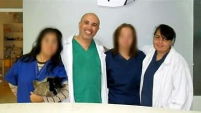 El veterinario detenido por descuartizar a su esposa, con la víctima (con bata blanca).