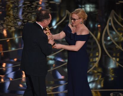 La actriz Patricia Arquette entrega el premio a Mark Rylance como mejor actor de reparto. 