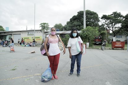 Alexandra de Melo e a mãe Benedita Correia, de 71 anos, chegaram às 6h da manhã para enfrentar a fila. 