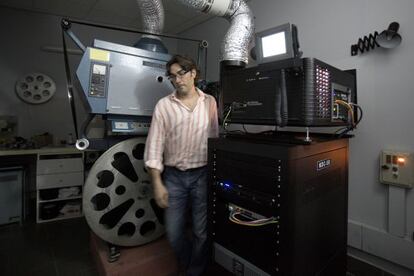 Dos proyectores, uno digital y otro analógico, en una sala del cine