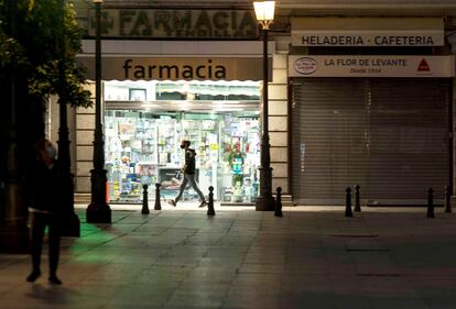 Un hombre pasa junto a una farmacia en Córdoba, la semana pasada.