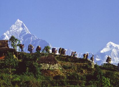 Desde Pokhara se contemplan, con suerte y en un día claro, las cumbres nevadas de la cordillera del Himalaya.