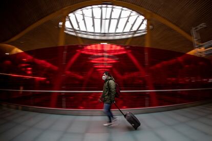 Un viajero camina por la T4 del Aeropuerto Adolfo Suárez Barajas en Madrid.