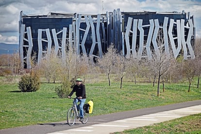 Un ciclista por el Anillo Verde de Vitoria a la altura del Edificio Vital, del estudio Mozas Aguirre Arquitectos.