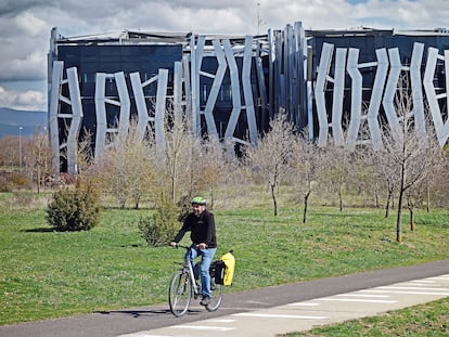 Un ciclista por el Anillo Verde de Vitoria a la altura del Edificio Vital, del estudio Mozas Aguirre Arquitectos.