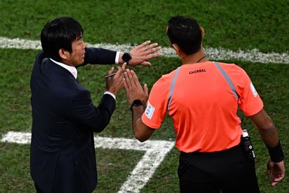 El entrenador japonés Hajime Moriyasu (izquierda) habla con el cuarto árbitro del partido en relación al tiempo añadido del partido. 