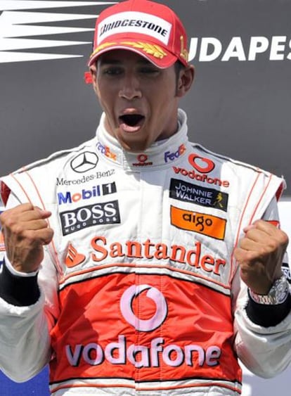 Lewis Hamilton celebra en el podio su triunfo.