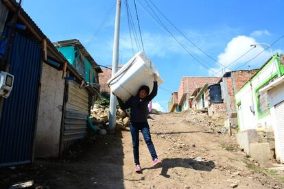 Para sacar a su familia adelante, comenzó un pequeño negocio que consistía en alquilar su lavadora a los vecinos. La llevaba a domicilio por 2.000 pesos (algo más de medio euro) la hora. 
