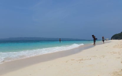 Turistas en la isla de Boracay, Filipinas, en junio de 2017.