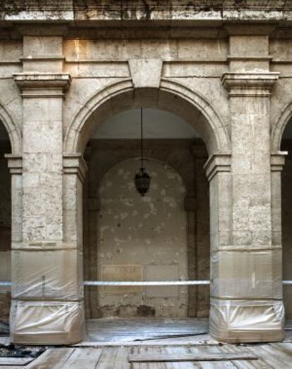 Un detalle del claustro del Palacio del Temple de Valencia, con las obras de rehabilitación paralizadas.